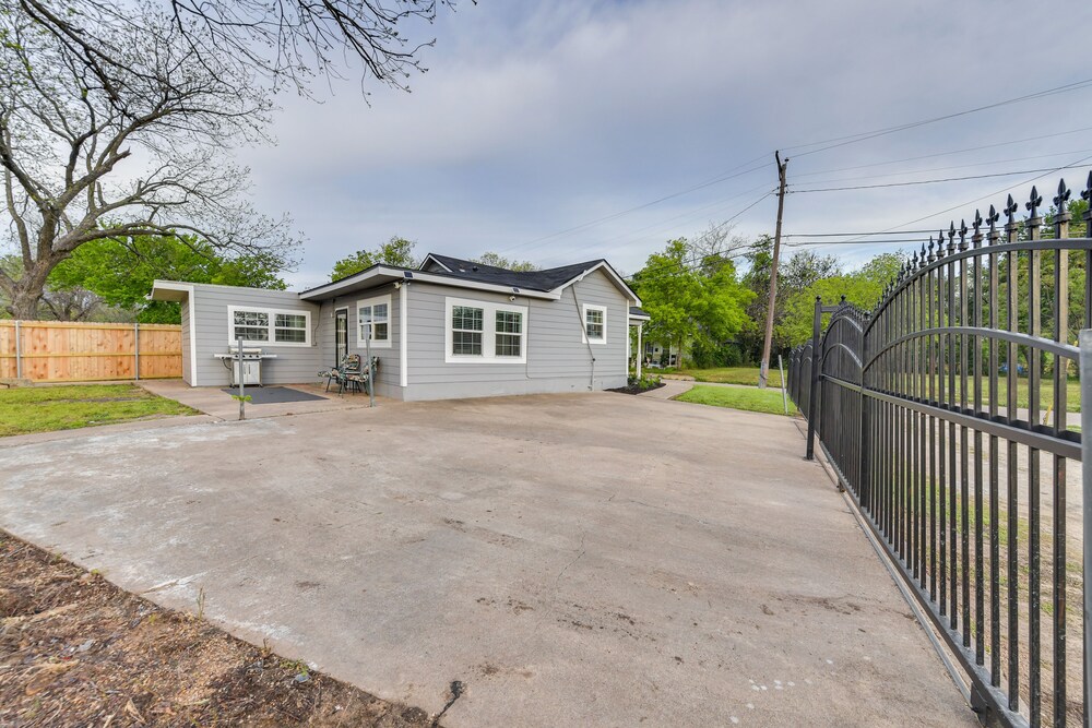 1 Mi to Dtwn Waco! Lovely Home w/ Fire Pit Table