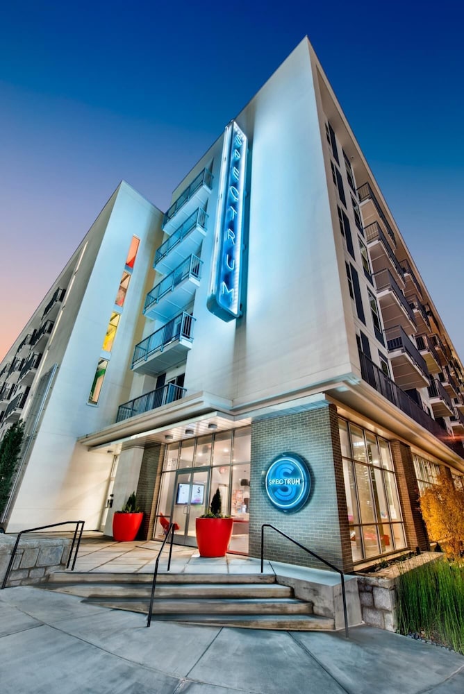 S2bb Bright 2-br Midtown Apartment With Pool and Gym view 3