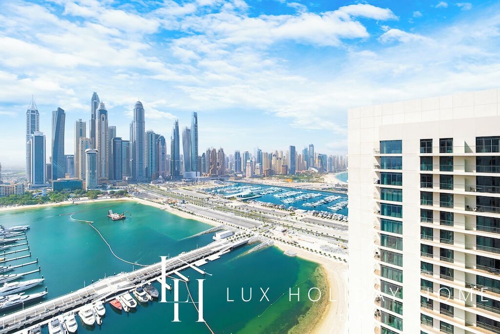 LUX The Marina Vista Beachfront Suite 3