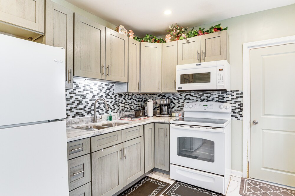 1 Mi to Philadelphia Zoo: Convenient Townhome!