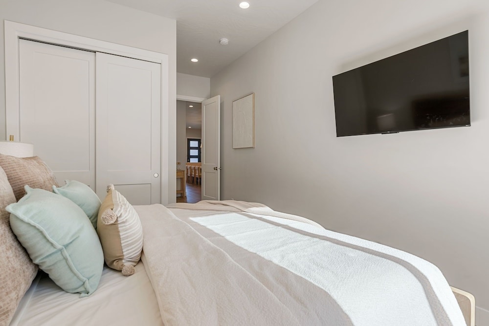Sandy Cheeks 6 Bedroom Townhouse