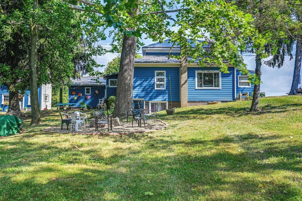 Boat & Unwind! Charming Atwood Lake Farmhouse