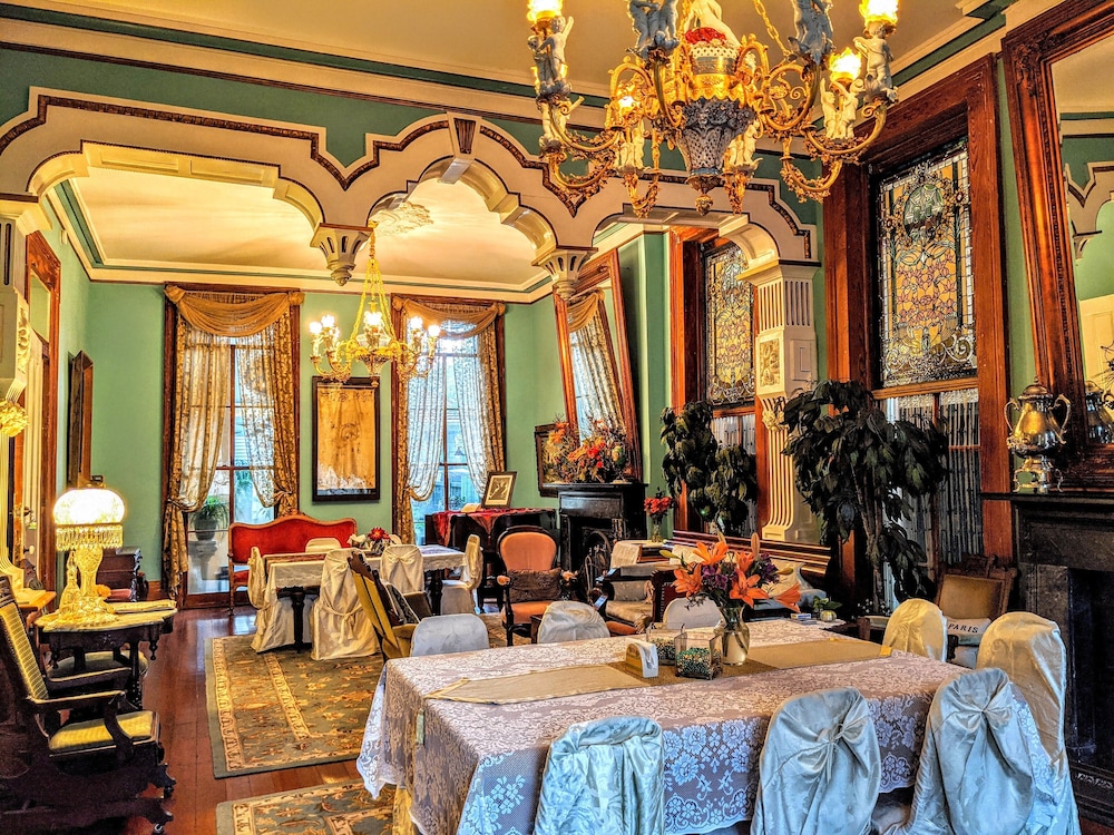 Parisian Courtyard Inn - Image 5