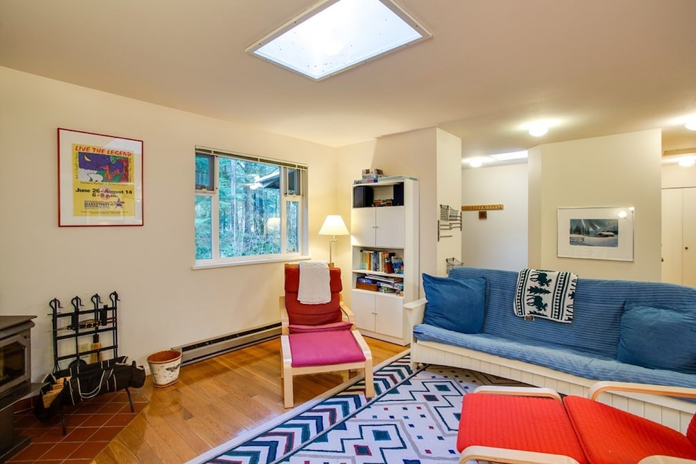 Glacier Springs Cabin - Wood Stove, Hot Tub, Wifi, Sleeps 8