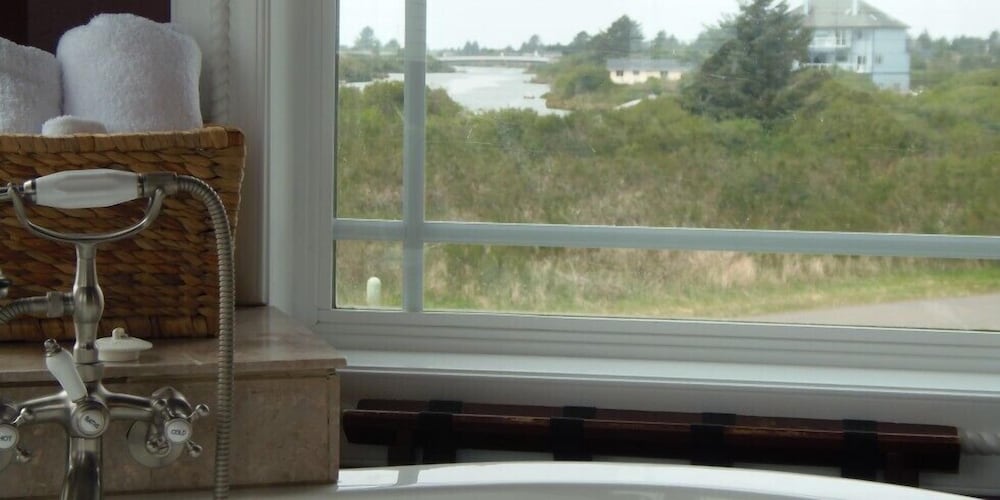 The Collins Inn and Seaside Cottages - Adults Only