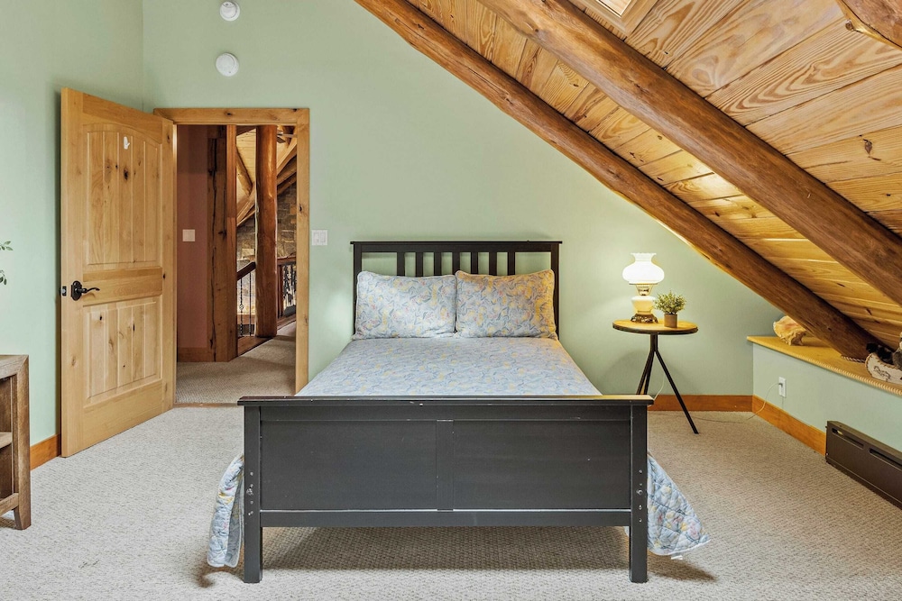Bigwood Cabin Retreat Hot Tub, Game Room, Firepit Lounge & Private Yard
