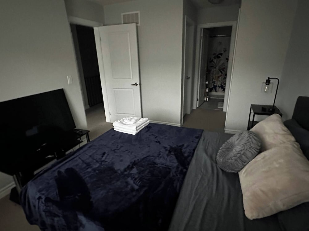 Cozy Whitby Retreat - 2 Bedroom Private House