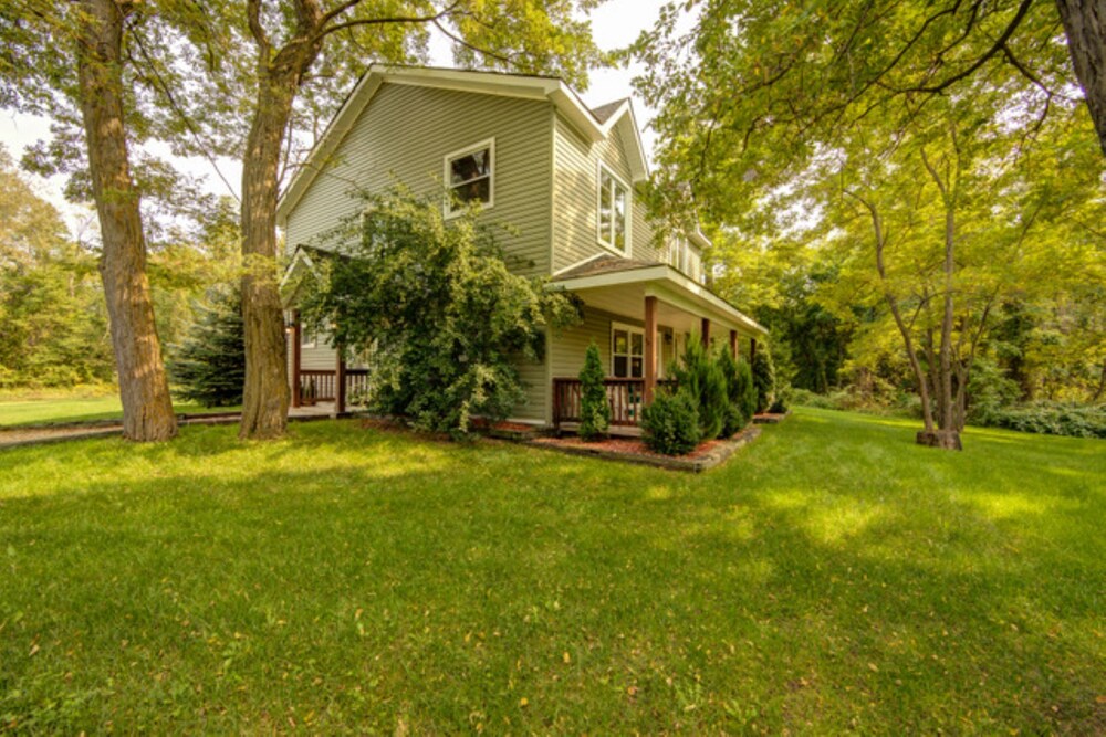 RARE FIND - 6 bdrm Very Private Cottage on 10 acres, Hot Tub, BBQ, Petfriendly