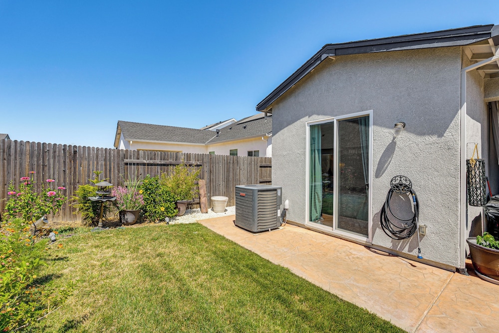 Fenced-in Yard: Apt 7 Mi to Westfield Galleria