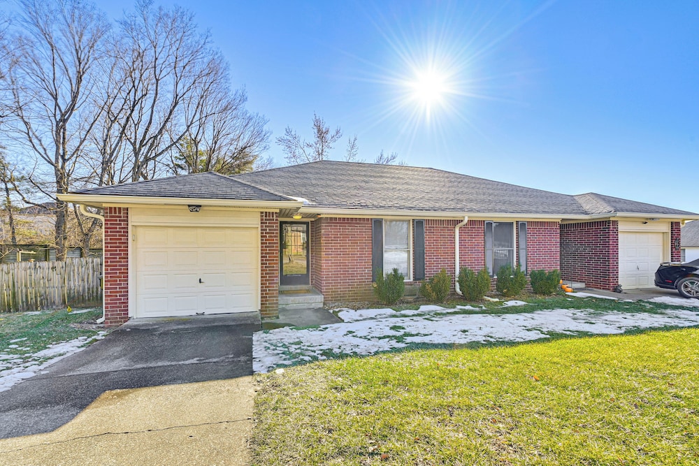 Family Home w/ Ping-pong & Fire Pit in Lexington