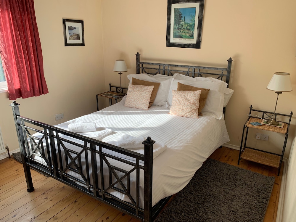 House - Sleeps 8, Close to Beach & Free Parking