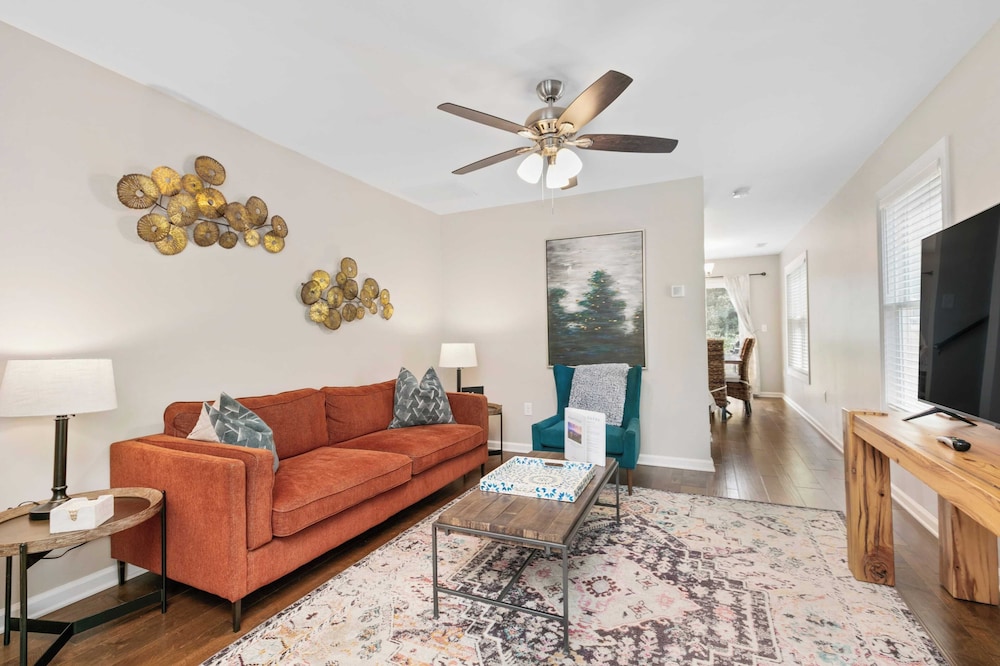White Pine & Red Bud Buyout by Avantstay 2 Home Buyout Sleeps 16!