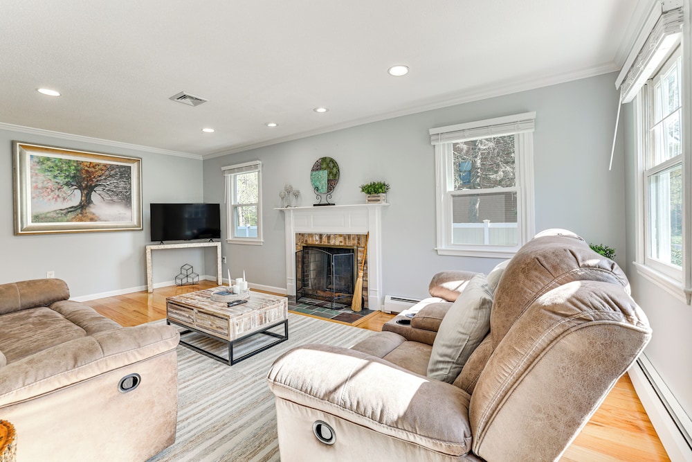 Group Getaway w/ Outdoor Oasis in Southington!
