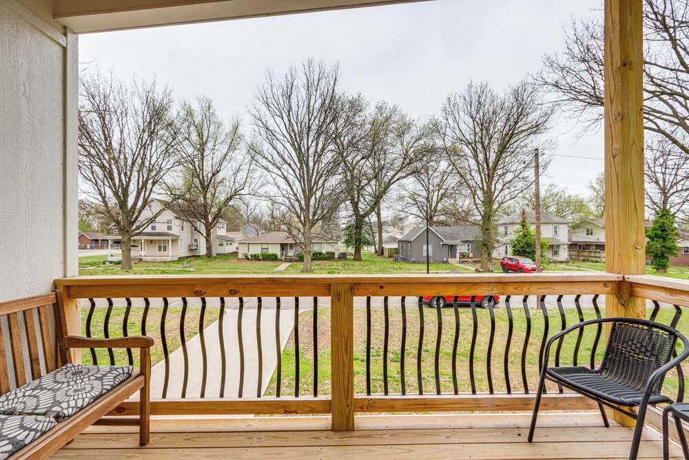 Walk to Shops & Eats: Dtwn Columbus Gem w/ Balcony