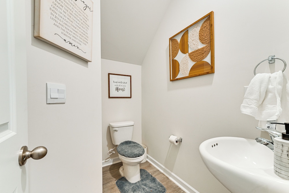 7 Mi to Uptown - Pet-friendly 2-story Townhome!