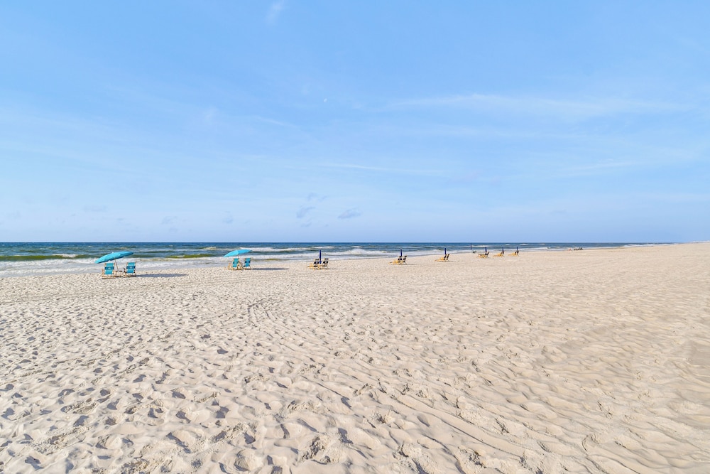 Balcony w/ Pool & Beach Views: Gulf Shores Condo!