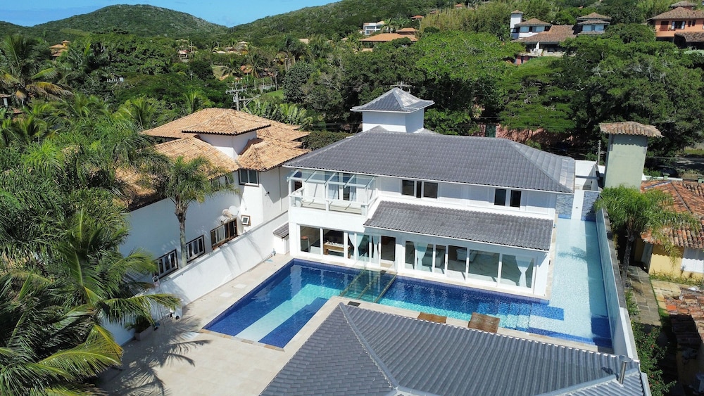 Mansão Pé na Areia Ferradura com 4Suítes