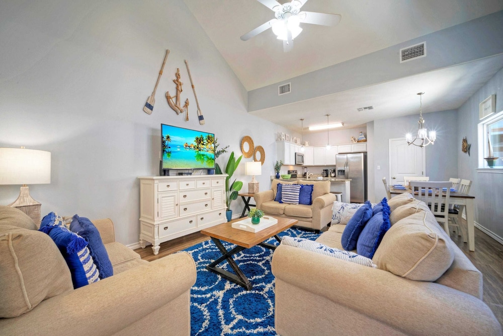 Sleeps 29, 3 Homes Beachside Resort Pool, Walk to the Beach