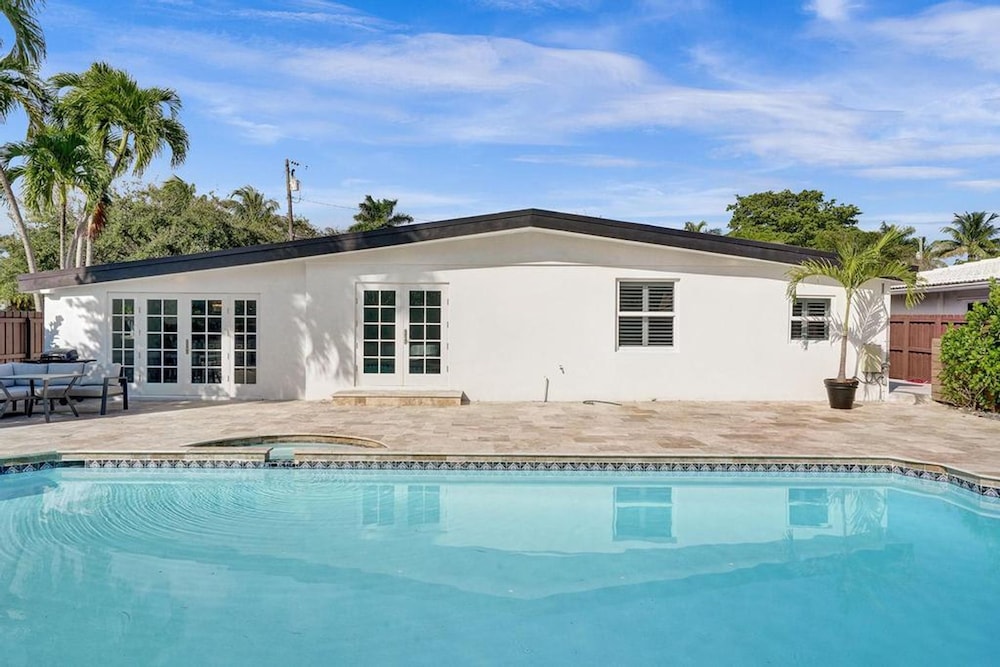 New Pool House 3-bedroom Home Victoria Park