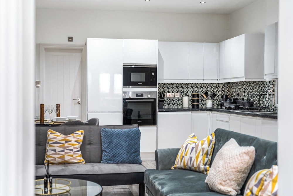 1 Bed Flat - Sleeps 3 - Parking - Wifi