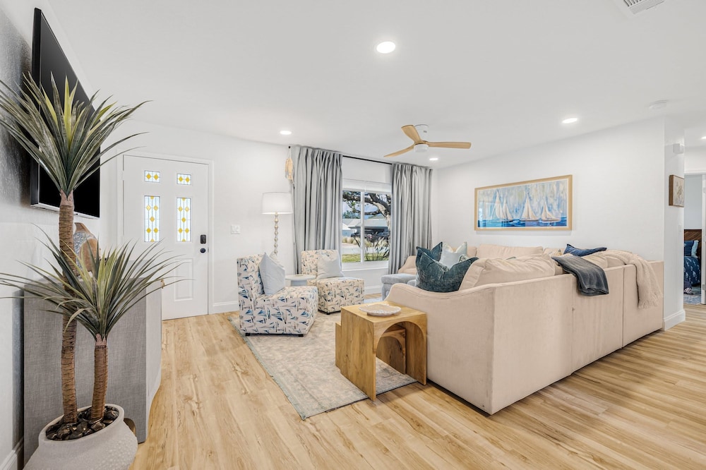 Castaway Cottage Near IMG and Beaches
