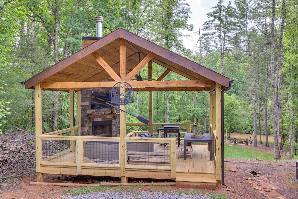 Hot Tub & Deck: Riverfront Mccaysville Cabin!