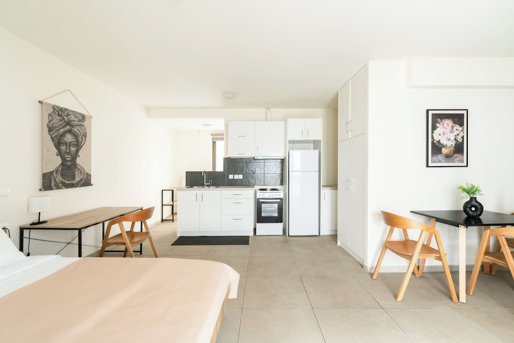 Elysee Apartments 9 B