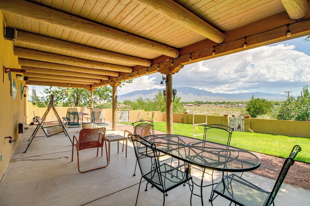 Stunning Sandia Mtn Views: Rio Rancho Retreat