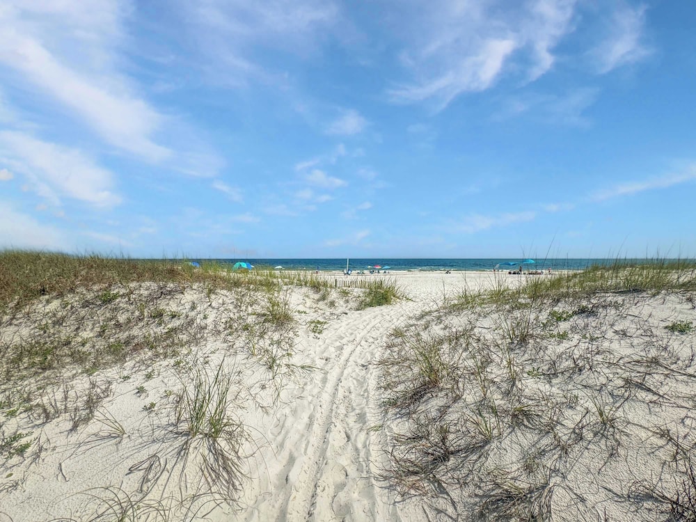 Duplex Beach Home for 6 With Balcony & Resort-style Amenities
