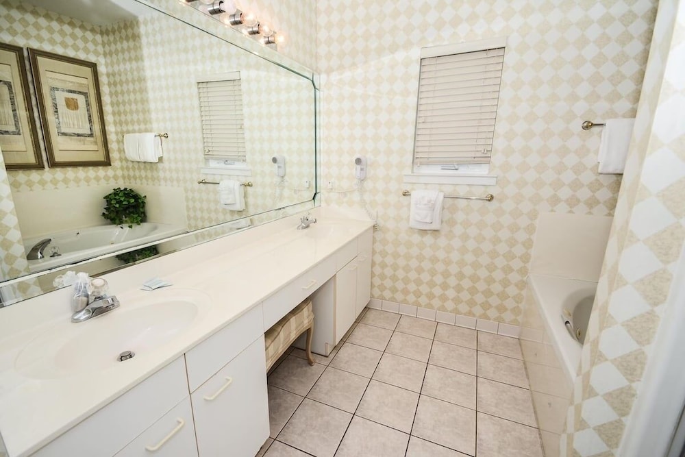 Canterbury Court 6 E 3 Bedroom Apts