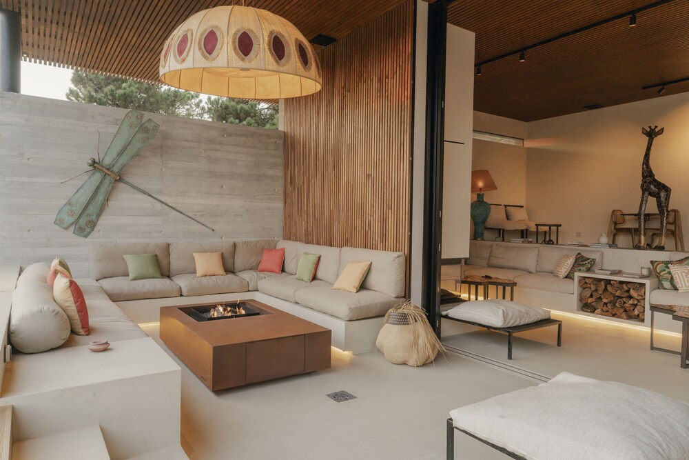 CL M Villa Retreat by Cadenzalux