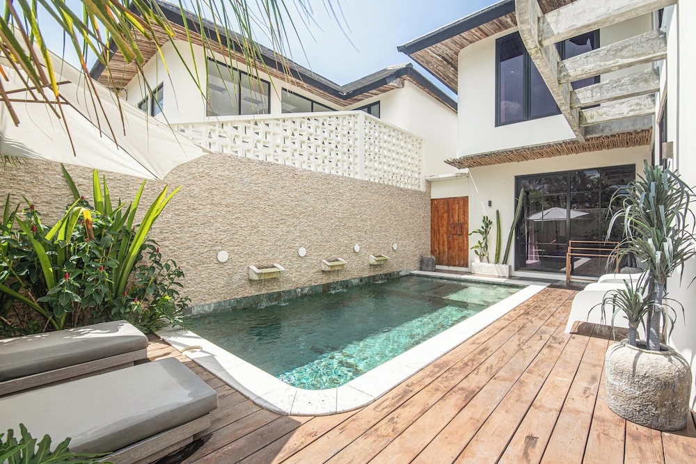 Chic 4-br Villa in Central Seminyak, Beach 5 Mins