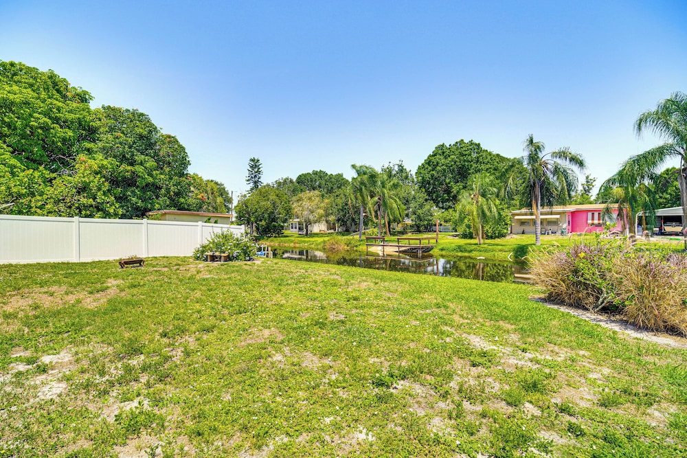 1 Mi to Lake Jackson: Home w/ Screened Patio!