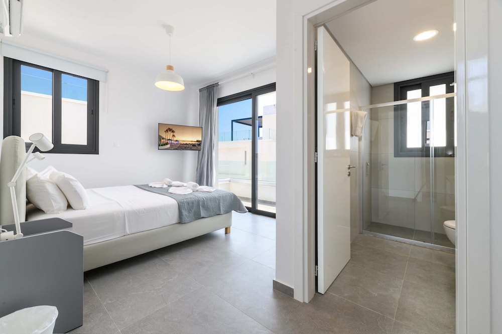 By The Beach - Sunstone Seaview Villa