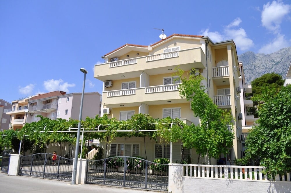 Ivi - big Parking and Courtyard - SA4 view 4