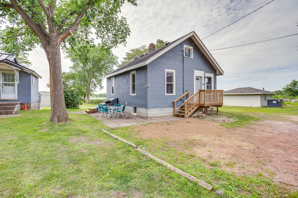 Lakefront Mound Getaway: Near Snowmobiling Trails! view 5