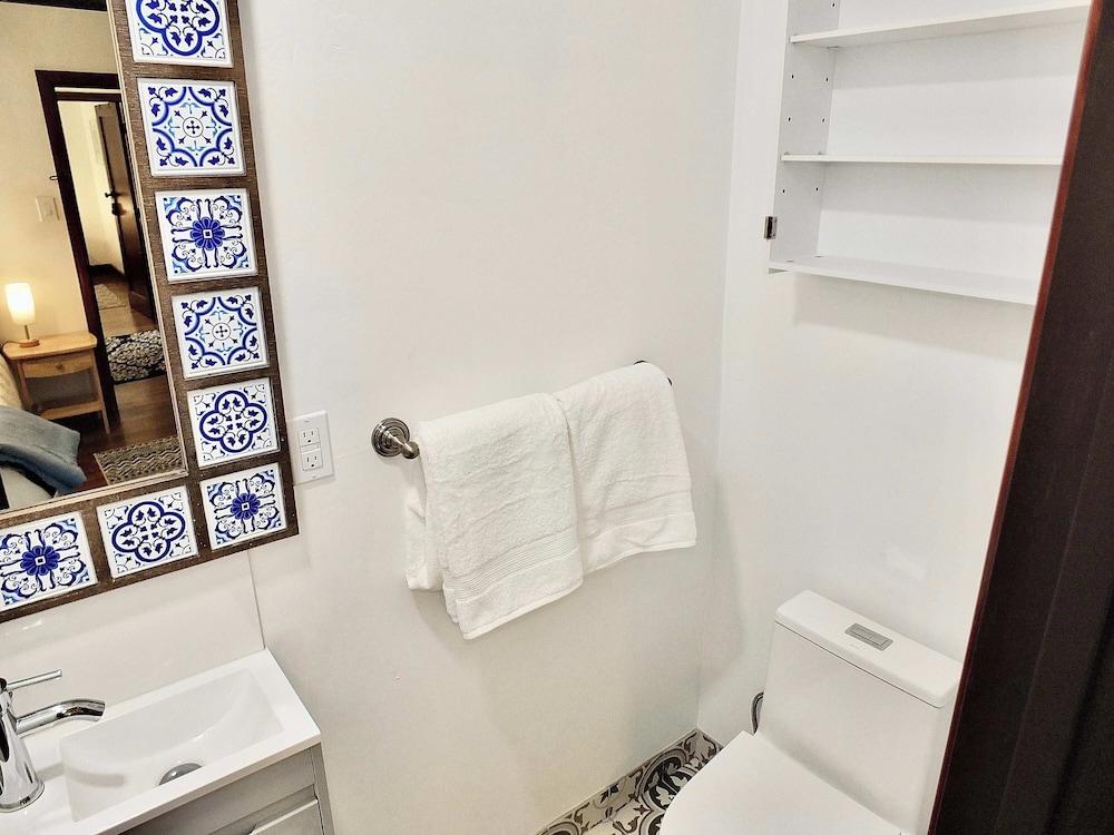 Belmont Shore Coastal Cottage - Cozy Home for 6 - 2 Blocks to Beach
