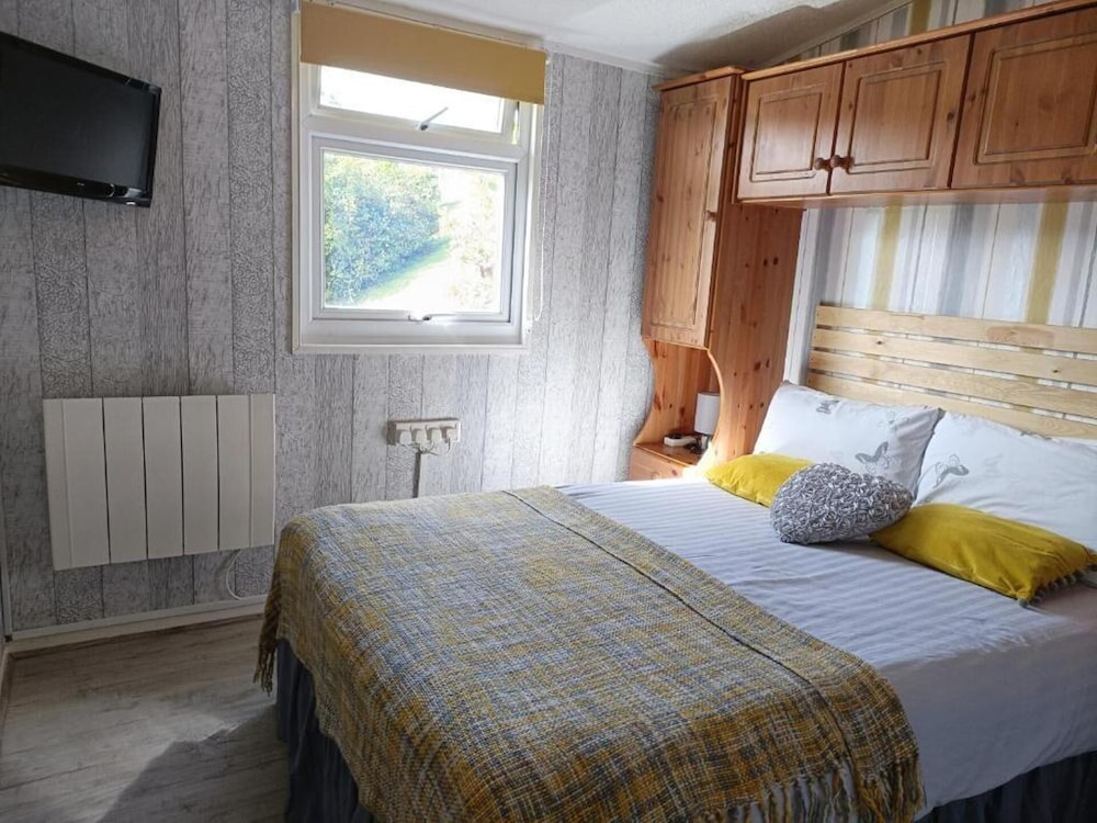 Lovely Lodge Next To The Mansion House Llansteffan view 3