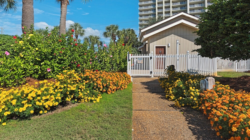 Sleeps 8 w/ Resort Pools, Tennis, Golf & Beach Access + Attraction Tickets!