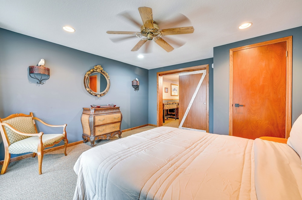 Walk to Saylorville Lake: Spacious Home w/ Deck!