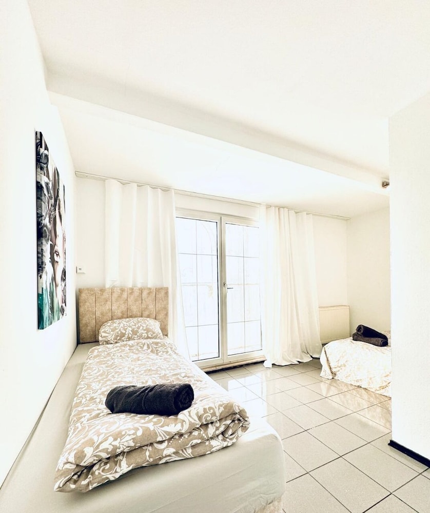 7 private Rooms in a spacious Villa