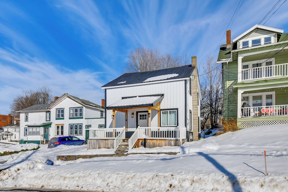 Marina Views, Walk to Dining: Oswego River Escape!