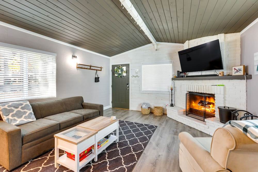 Sugarloaf Cabin w/ Fireplace Near Big Bear Lake - Property Image 18