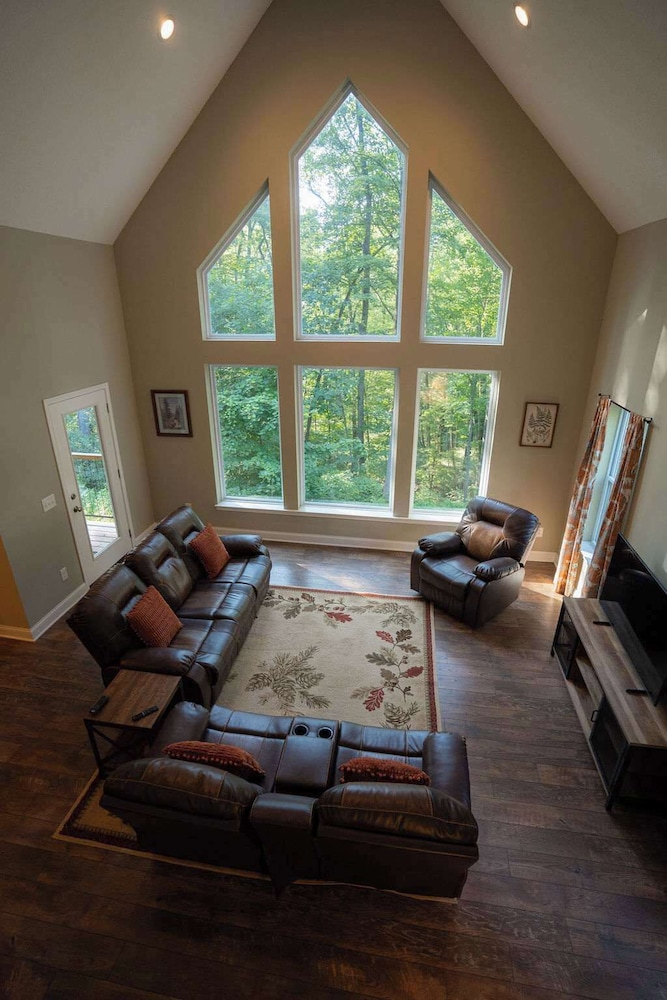 Modern 2 BD Cabin With hot tub & Games & Central Loc