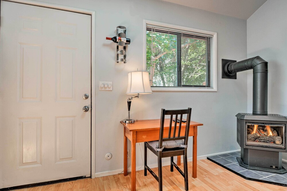 Ashland Vacations - Warm Inviting Ashland Cottage < Half-mile to SOU - Property Image 16