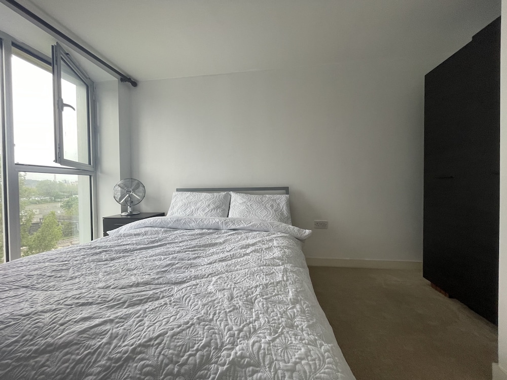 Beautiful 1-bed Apartment in Manchester City view 2