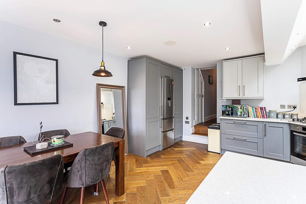 Modern and Spacious Colliers Wood Home