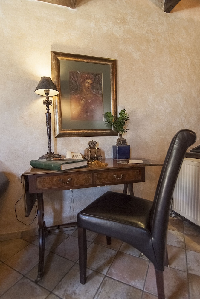 Ostra Menalon Luxury Suites