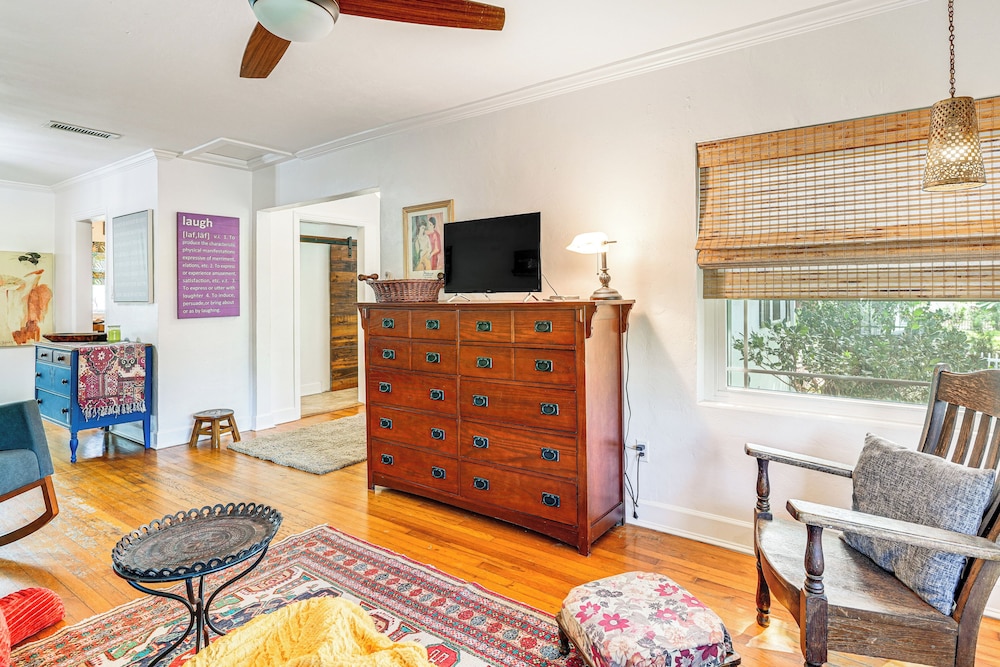 Walk to Parks & Golf: Artsy Bungalow in Lakeland!