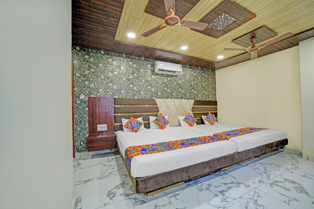 Fabhotel Starlight Inn